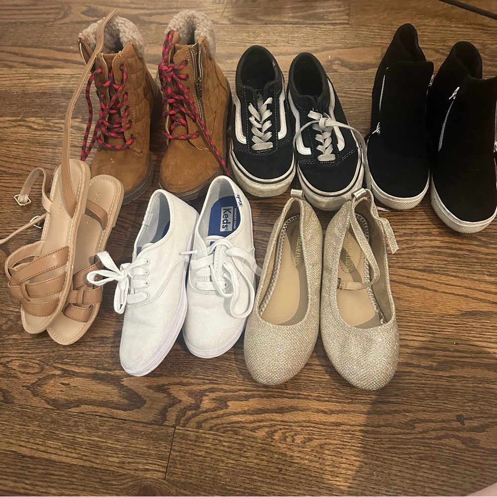 Mixed bag of shoes for girls. Size 12-1